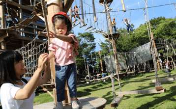 ▲はじめてのアスレチックにドキドキワクワク!