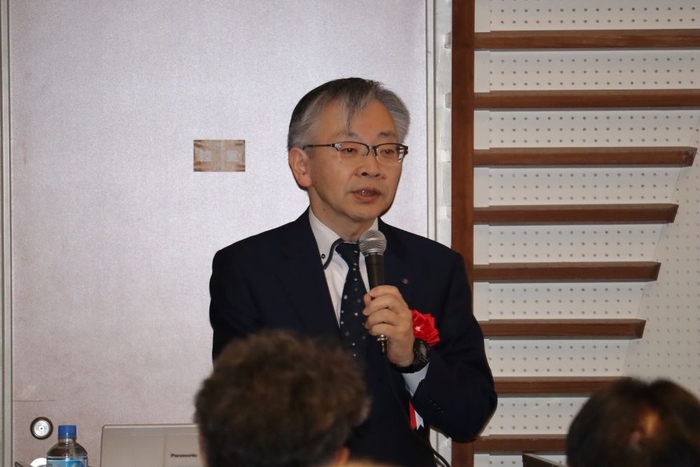 来賓あいさつに立った平野学長