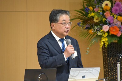 シンポジウムの主旨を説明する森教授