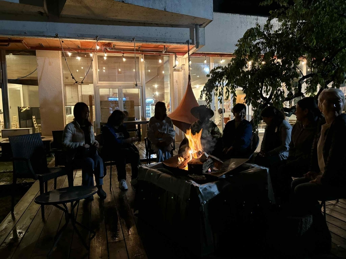 夜の焚き火を囲んだ内観ワークは豊島が担当しました。