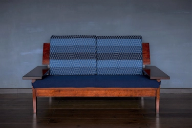 藍染めの布、楢に漆塗りを施したソファを発売　 石見銀山 群言堂×オークヴィレッジの初コラボレーション