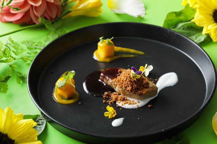 ▲オマール海老、熟したマンゴーの甘み、ココナッツミルクのアンサンブルが楽しめる一品。マンゴーチャツネ・ガラムマサラのスパイスのアクセントを利かせました。