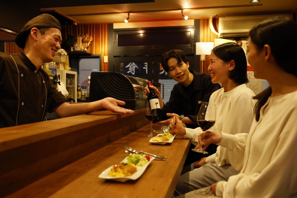 【OMO7大阪】西成エリアガイドツアー「じゃますんでー、なにわ店主と出会う西成はしご酒」実施|期間:2023年4月22日~ 毎週 木・金・土曜日