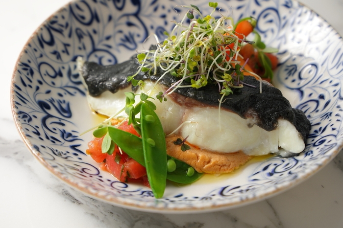 愛媛県産 真鯛の竹炭ロースト タヒニソース　3,740円(税込)