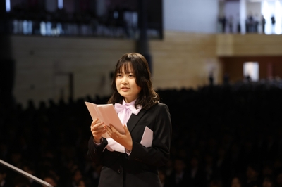 １部で学部の新入生を代表して宣誓する羽飼さん