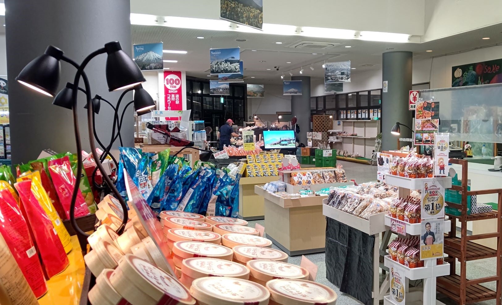 間接照明(LED)を大幅に導入