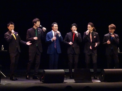 ベイビーブーと五木ひろし（左から3番目）