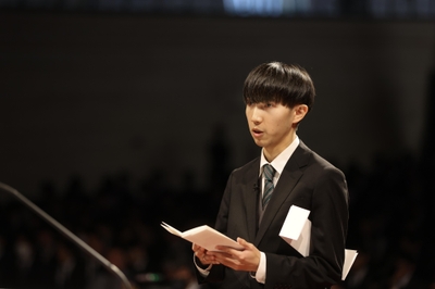 ２部で卒業生答辞を述べる安藤さん