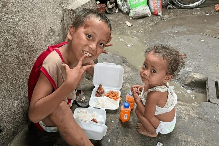 配給の食事を食べる子供たちの様子