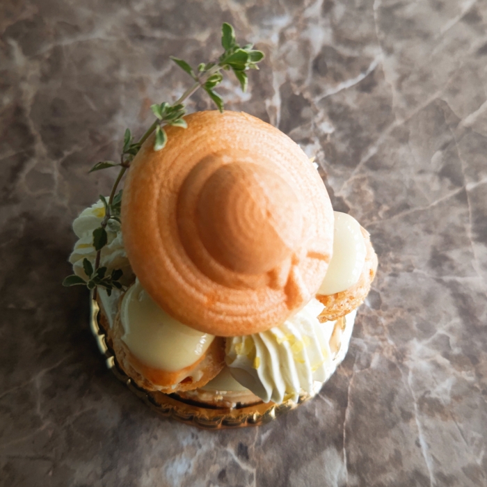 「Patisserie Les Moineaux」の「シャポー ド サントノーレ」プティガトー 870円