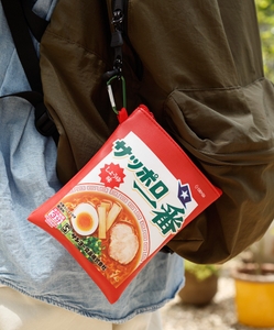 リュックのパーツなどにひっかけて使える「カラビナ」つき