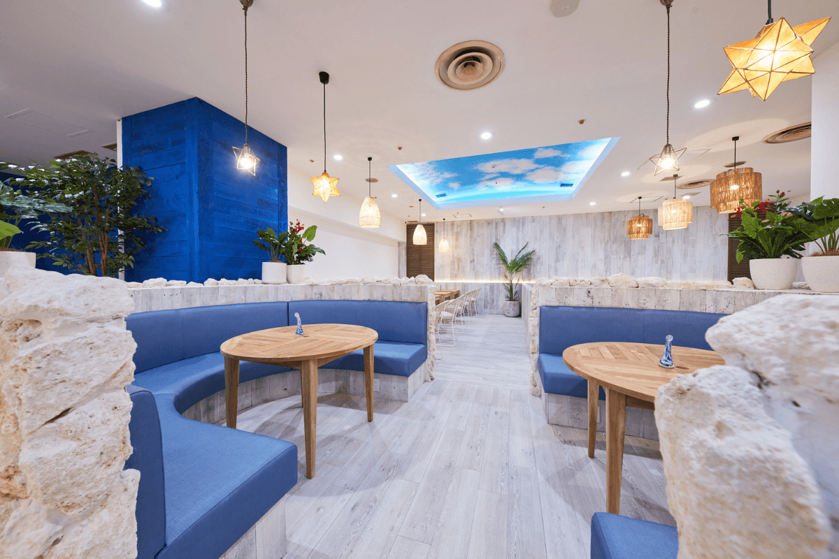 2022年7月オープン。沖縄をコンセプトとしたカフェ&バー。日中はコワーキングスペースとして、夜はお酒を楽しめるバーとしてご利用いただけます。