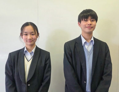 代表スピーチを務めた生徒。左から、江頭さん、松井さん。