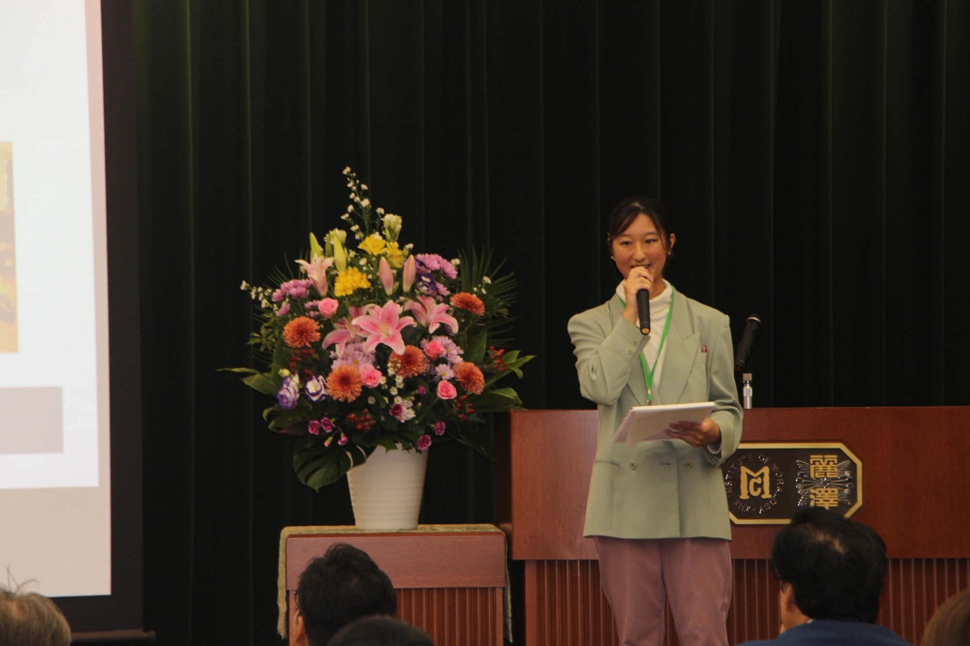 冒頭には、国際学部2年次生 内田実花さんによる 来賓紹介・趣旨説明が行われました