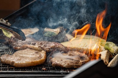 BBQのイメージ。奥の貝は「Lanikai 海鮮BBQセット」（別料金）