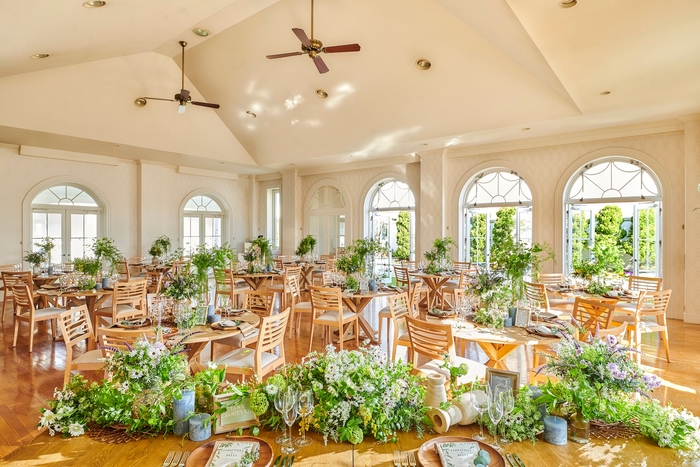 ▲「サンタモニカ邸」:西海岸にある別荘をイメージした会場。三面がガラス張りの開放的な空間は、少人数を招いたプライベートなパーティに最適。 所要人数:6~77名