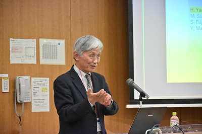 熱心に研究の足跡を語る佐川眞人特任教授