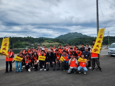 気仙沼市の菅原市長（中央）を囲む学生ら