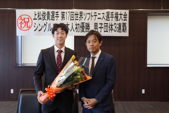 加計理事長(右)から花束を贈られた上松選手(左)