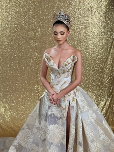 目標を達成するために高く飛ぶ象徴として天使の翼を装飾