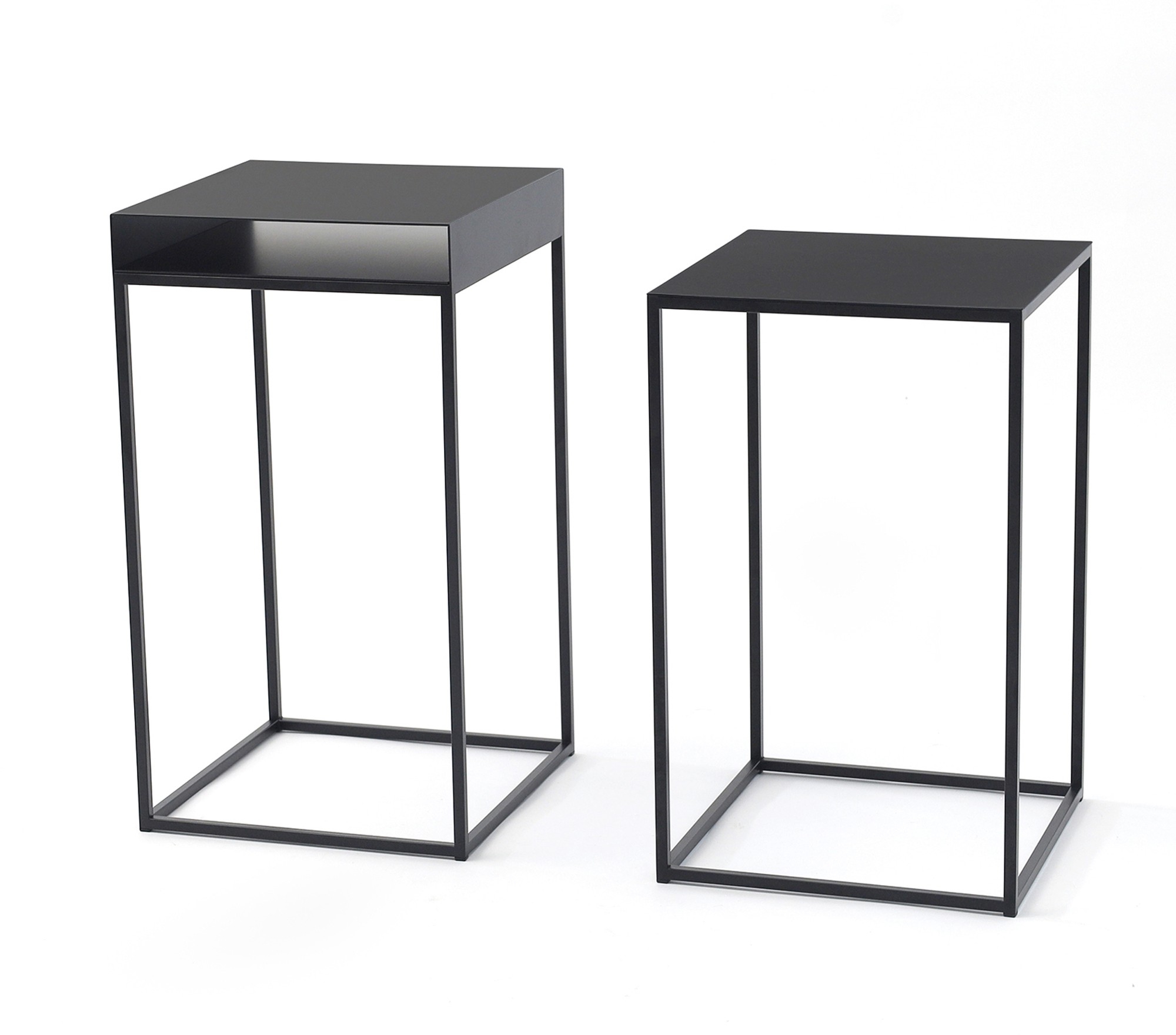 写真左:新製品 ナイトテーブル / 右:サイドテーブル