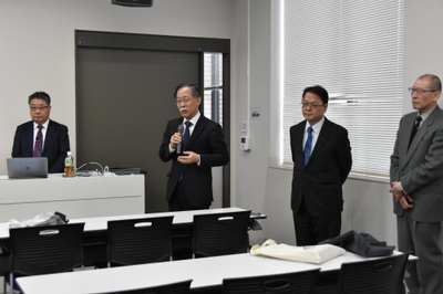 司会を務める岡本浩一研究推進委員長（中央左）、右端は山田修平薬学研究科主任教授