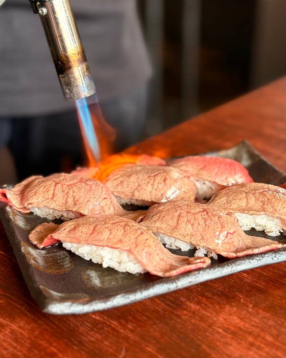 火の蔵名物和牛の炙り肉寿司2