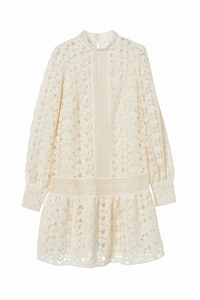 ￥7,499(100%リサイクルポリエステル) ※店舗: 渋谷店・新宿店・二子玉川ライズ店・名古屋松坂屋店・心斎橋店