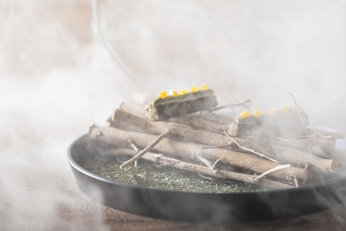 日本茶の耕作放棄地の茶葉を使用し、香りづけにスモークを(アミューズ)/枝は器として活用