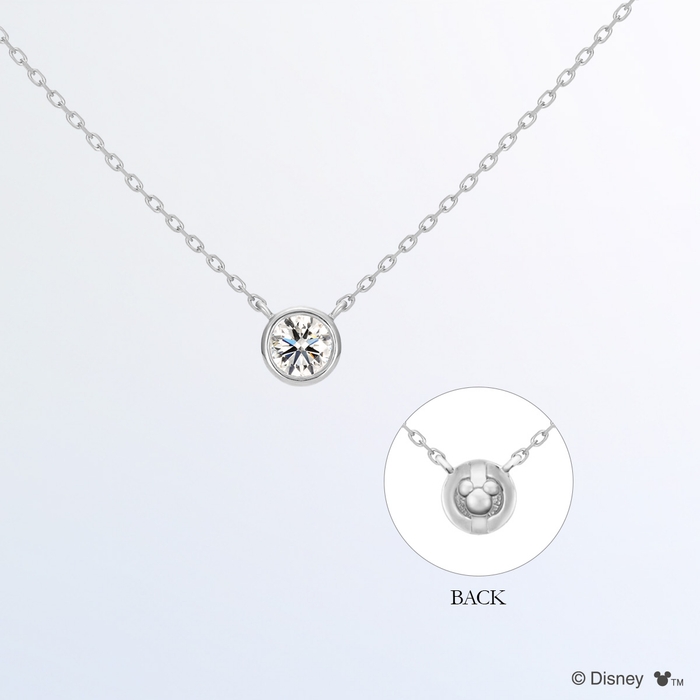 『Mickey Mouse Single Diamond -Bezel Setting-』 宝石を金属で囲う“フクリン”タイプのデザイン。 石を一回り大きく見せる効果があるほか、クラシカルな雰囲気をさりげなく演出します。