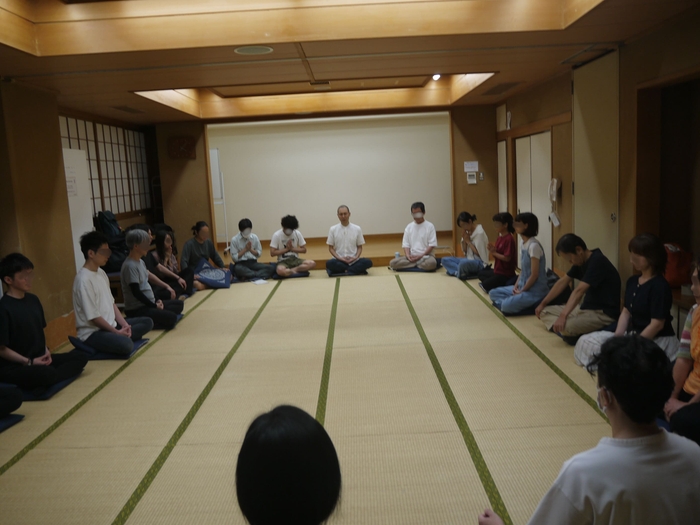 会場で行われる瞑想会の様子