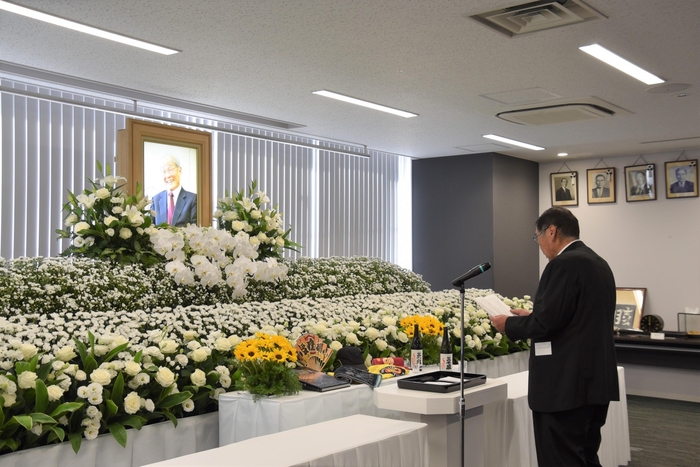 お別れの言葉を述べる小原専務理事