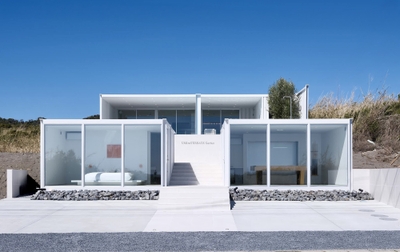 コンテナを組んで作られた非日常空間