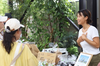 生産農家と野菜について会話しながら購入できる