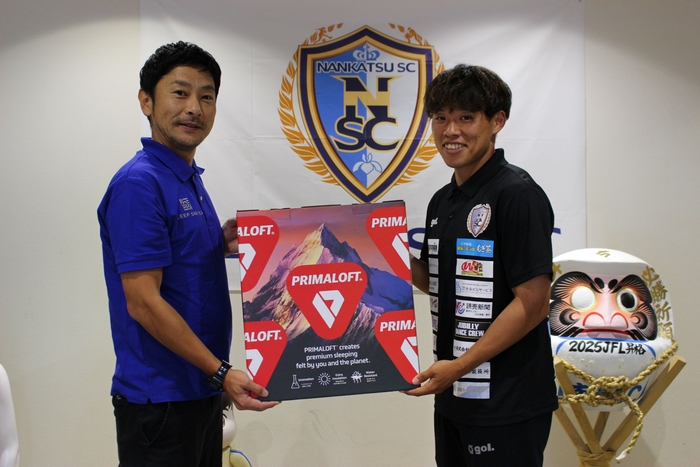 「プリマロフト」を提供（左：ディーブレス/増田代表、右：南葛SC/佐々木達也選手）