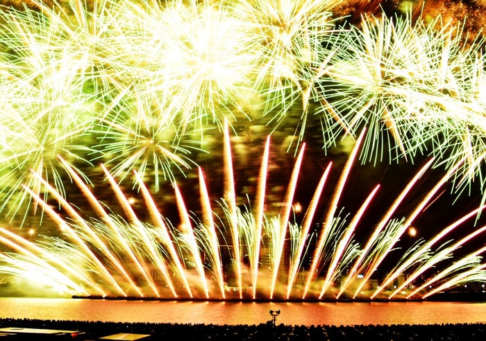 なにわ淀川花火大会(出所:「なにわ淀川花火大会HP( https://www.yodohanabi.com/)」)