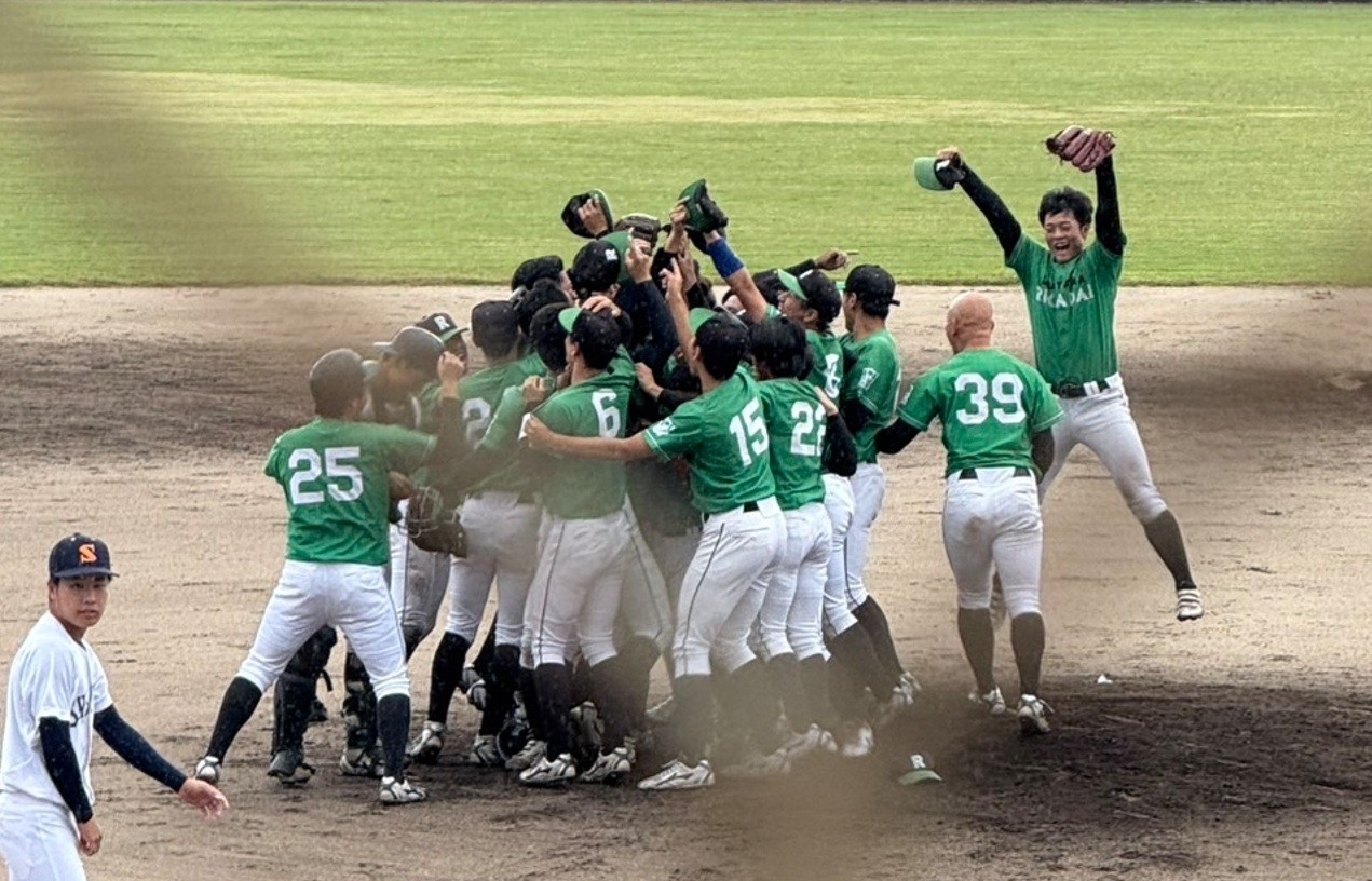 1部昇格を決めてマウンドに駆け寄る理大の選手たち
