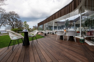 Image: Thermory Benchmark thermo-ash cladding mix & match Architect: KAMP Architects Photographer: Elvo Jakobson Building:  Noa Restaurant