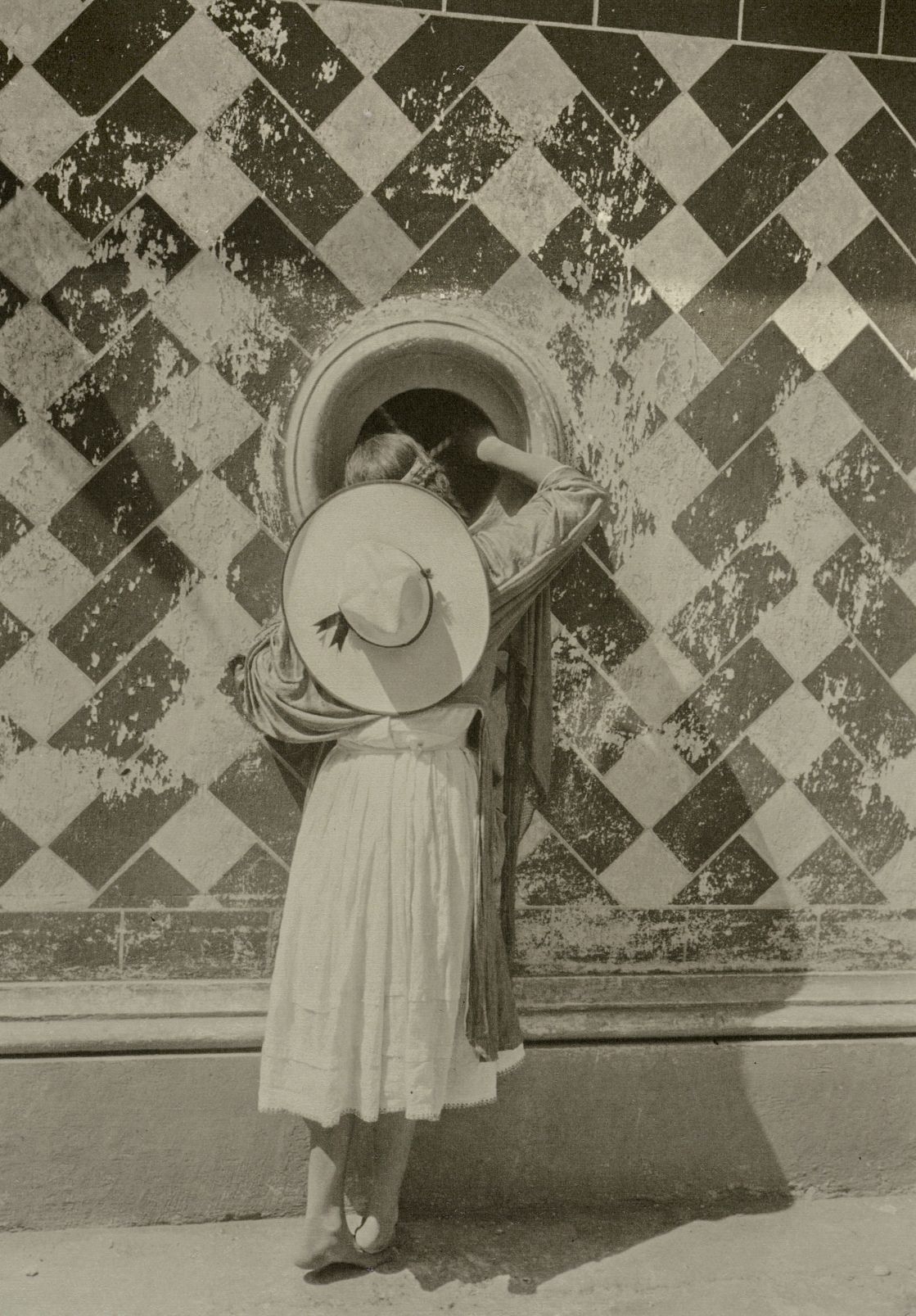 マヌエル・アルバレス・ブラボ(メキシコ、1902-2002) 《ダンサー達の娘》1933年 (C)Archivo Manuel Alvarez Bravo, S.C