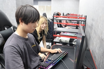 CURUMIさんからアドバイスを受ける研究会メンバー