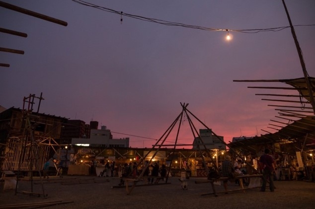『透視図』屋台村(2014/大阪・中之島GATEサウスピア) 撮影:井上嘉和