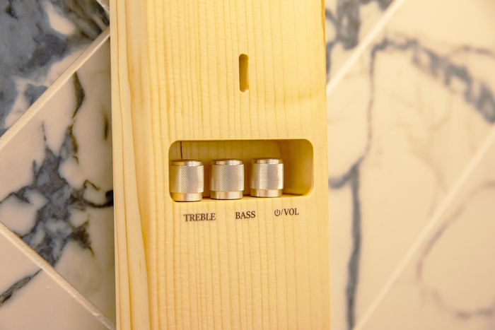 天然木の削り出しによるキャビネット構造