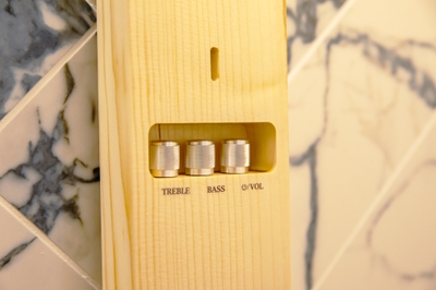 天然木の削り出しによるキャビネット構造