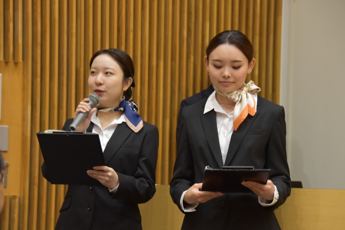 「M-CAP」の2人が司会