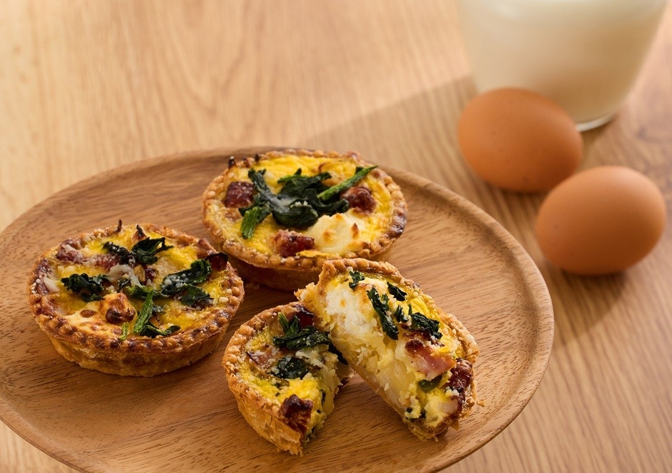 【店舗限定】お菓子のために直営農場で育てたこだわりの平飼いたまごと放牧牛乳を焼きたてのキッシュにして新発売！