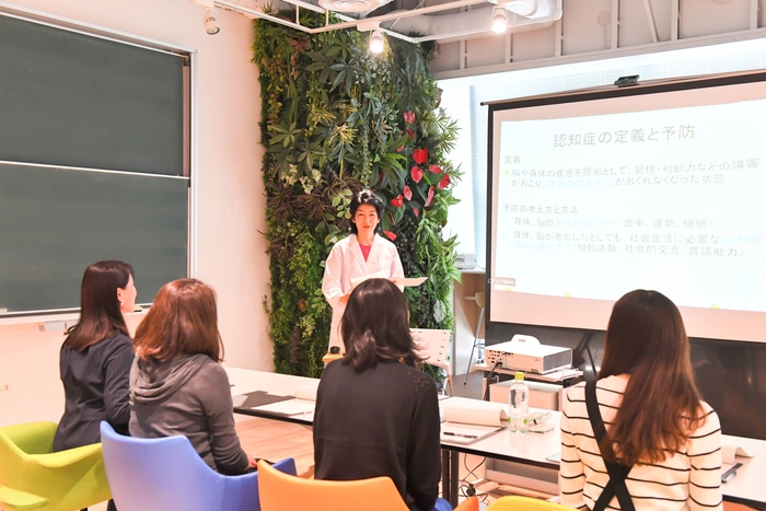 説明を受ける参加者たちの様子