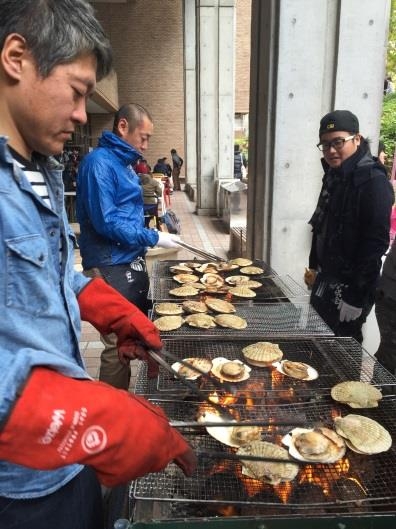「北海道るもい展 in 近畿大学」開催 バイオコークスで焼いた“るもい産ホタテ”を販売