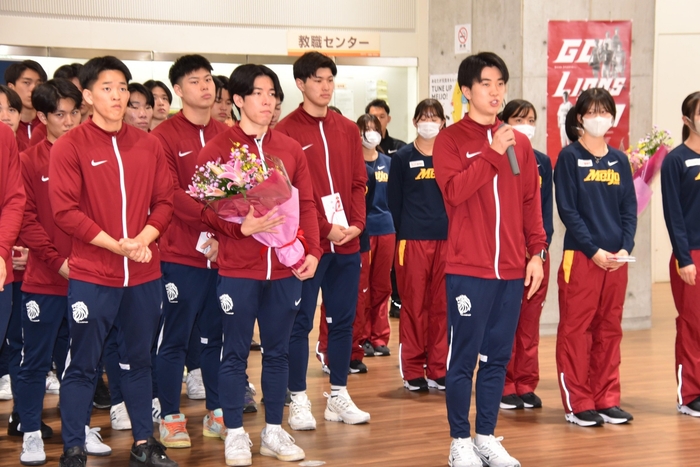 決意を述べるハンドボール部の宮城海士主将(法学部4年)