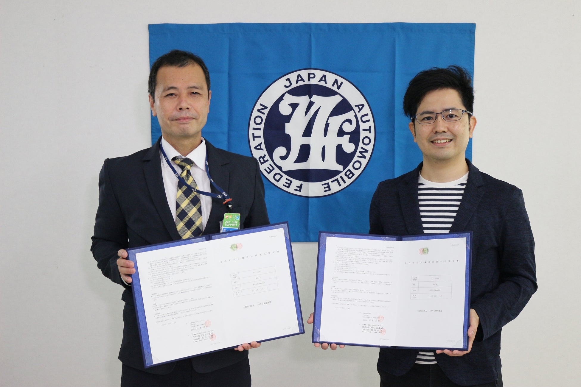 左:JAF沖縄支部事務所長 猪本様 右:株式会社Alpaca.Lab代表取締役 棚原