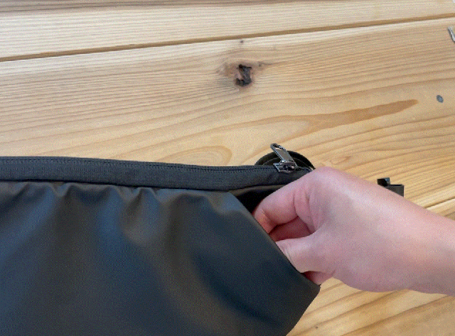 iphone Pro Maxシリーズ(縦 約160mm 横 約77mm) も収納可能です。 お好みに合わせてそれぞれの収納エリアに入れてください。